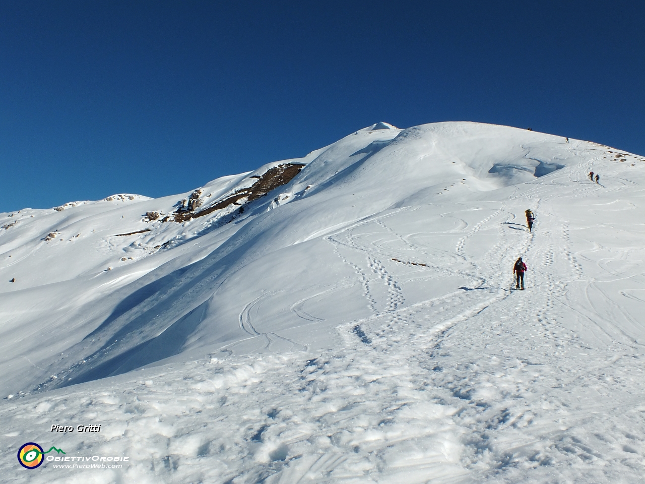 18 seguiamo la traccia battuta sulla cresta nord ovest....JPG